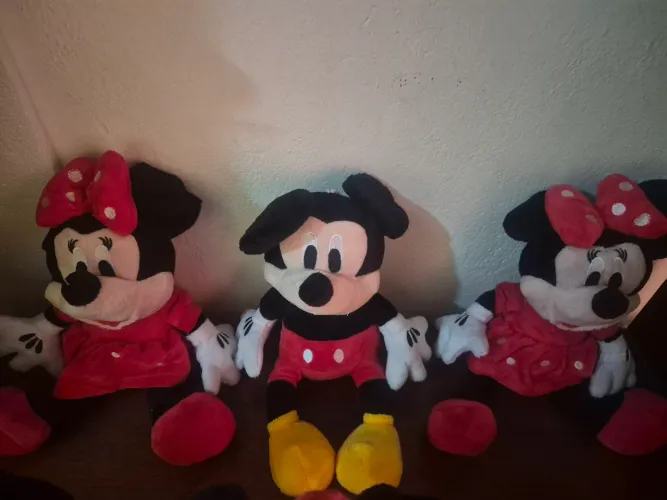 Pelúcias Mickey e Minnie que tomam música