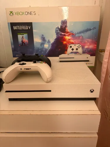 Vendo ou troco Xbox One s 1tb + 2 controles
