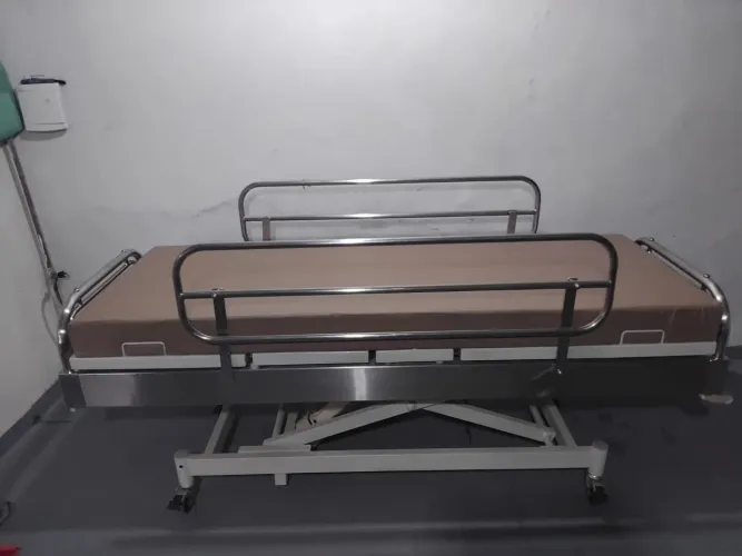 Cama hospitalar motorizada