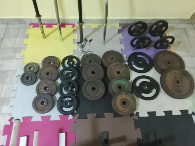 Kit musculação 80kilos,barras equipamento!