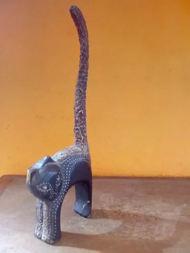 Gato rabo grande em madeira estatueta