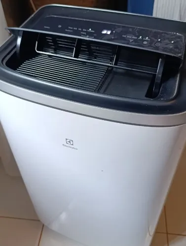 Ar condicionado branco, portátil, 12000 btus Electrolux usado 