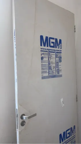 Porta MGM branca para banheiro/entrada/quartos, 2,10x0,80 está nova no plástico