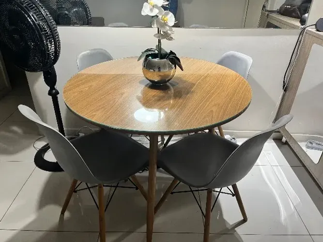 4 cadeiras charles Eames cinza