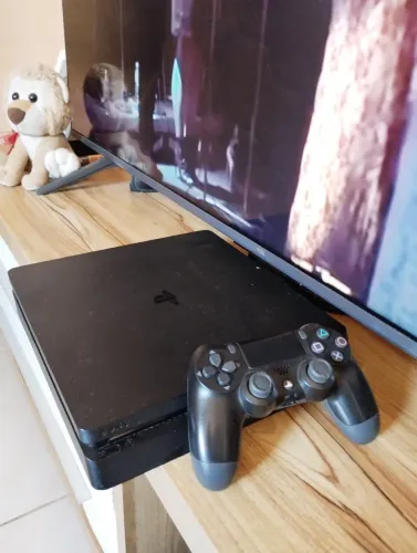 PS4 slim,1 controle,cabos+ jogos.