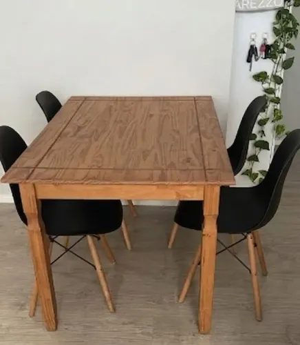 Mesa de Madeira Maciça + 4 Cadeiras Eames - Excelente Oportunidade