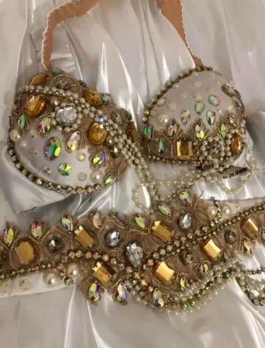 Roupa Traje de dança do ventre - Branco e dourado