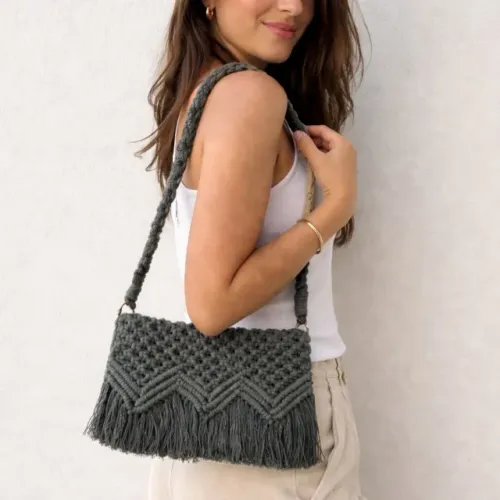 Bolsa Clutch em Macramê com Franjas