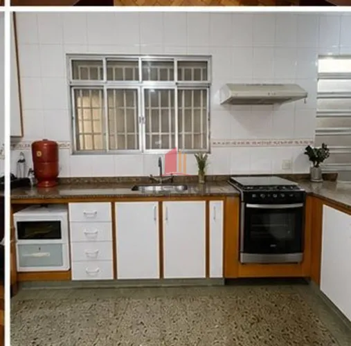 Casa com 2 Dormitórios, Amplo Quintal e 3 Vagas Ideal para Uso Residencial ou Comercial