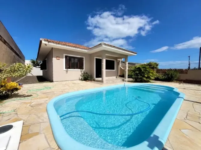 CASA COM PISCINA | CAPÃO DA CANOA | 4 QUADRAS DO MAR | ACEITA FINANCIAMENTO BANCÁRIO !