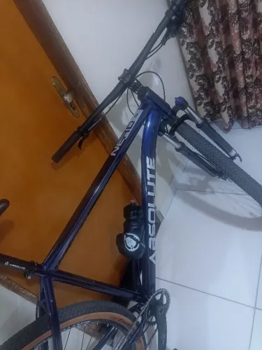 Bicicleta absolute semi-nova com cubos barulhentos e nota fiscal