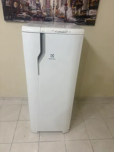 Geladeira Eletrolux pequena , refrigerador 
