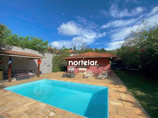 Chác Vale do Rio Cotia - TÉRREA, 3 suítes, lote plano, piscina e gourmet!