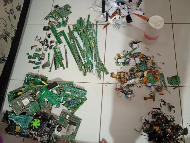 Placas e componentes usados de eletrônicos antigos e novos , pra retirar componente e ouro