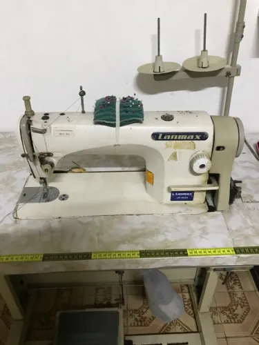 Máquina de costura lanmax , seminova, funcionando perfeitamente