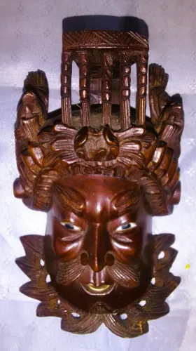 Escultura oriental em madeira nobre escurecida entalhada á mão representando Ancião Chefe 