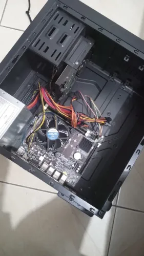 PC Desktop com Monitor, Teclado e Mouse.