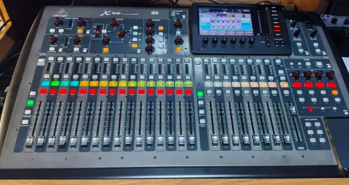 Mesa Digital Behringer X32 Full + Hard Case - Estado de Nova (Sem Detalhes)
