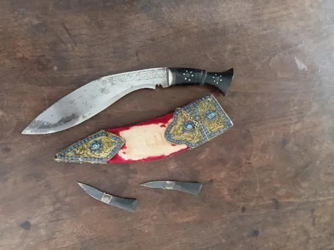 Faca Nepalense Kukri Gurkha Antiga - Raridade de Coleção com Bainha de Filigrana