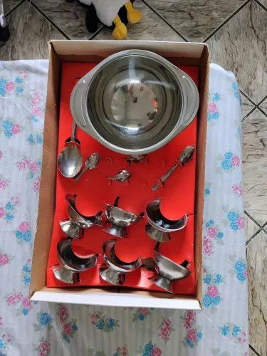 Jogo de sobremesa inox (Vasilha, colher de servir, seis potes, quatro colheres.