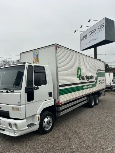 Ford Cargo 816 trucada com baú