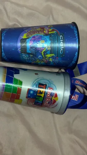 Copo redbull e copo Cielo com tirantes