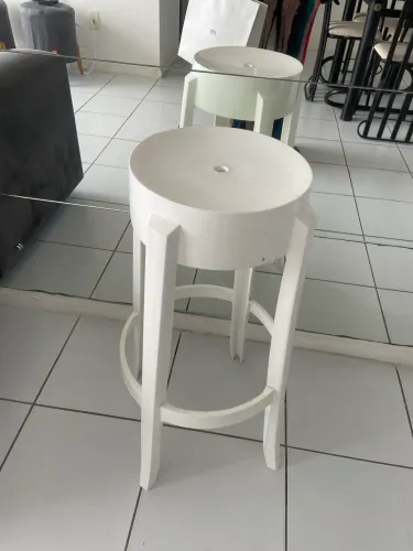 Banqueta de plástico muito resistente