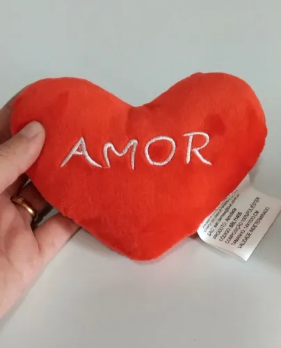 Almofada Coração Vermelho 15cm com a palavra AMOR Romântica P/ Cestas de Presente