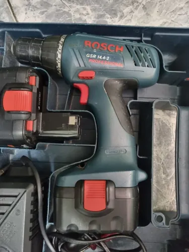 Parafusadeira Bosch GSR 14.4-2 com Bateria e Carregador - baterias ruins