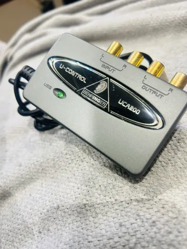 INTERFACE DE ÁUDIO USB - Behringer U-Control UCA200.