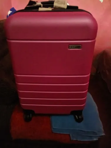 Vendo uma maleta em bom de uso apenas uma semana 