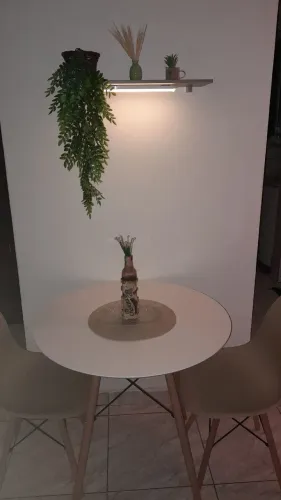 Vendo Mesa com 2 cadeiras modernas