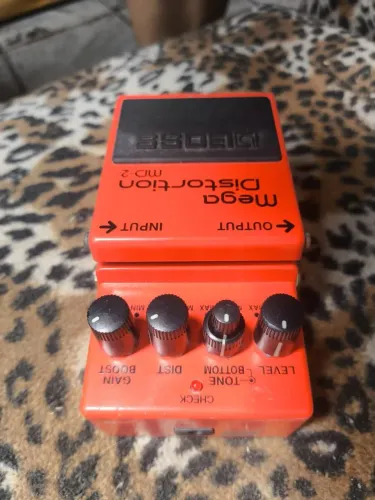 Pedal mega distortion BOSS