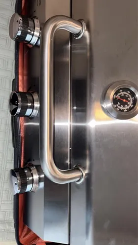 Churrasqueira  inox de bancada com três queimadores
