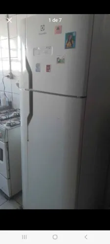 Vendo uma geladeira frosfree voltagem 220