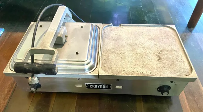 Croydon - chapa e sanduicheira elétrica 220v