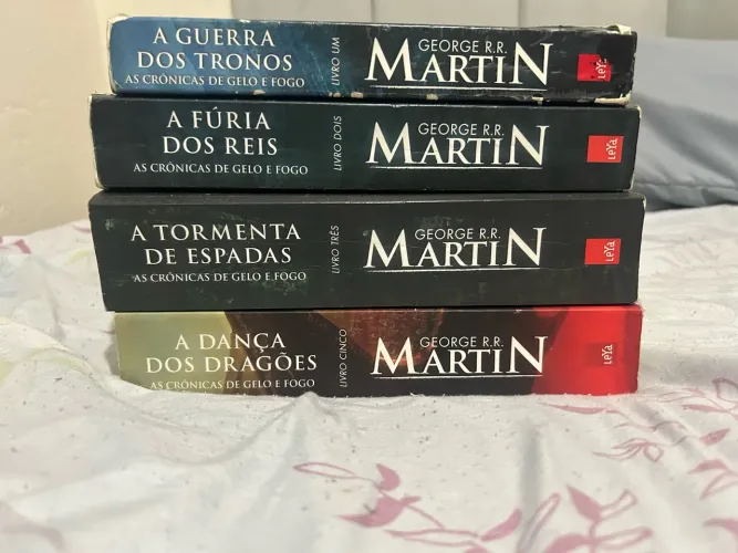 Livro de Game of Thrones 1,2,3,5