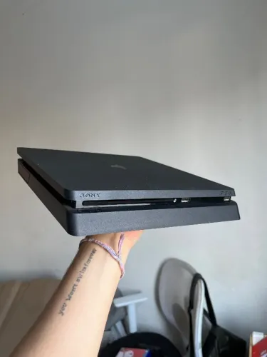 PlayStation 4 Slim 500GB + 2 Controles + 4 Jogos Mídia Física