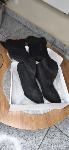 Botas Pretas Pontiagudas de Salto Alto Fino e Elásticas Acima do Joelho