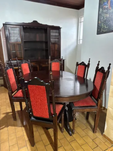 Jogo de jantar + cristaleira com 6 cadeiras forradas 