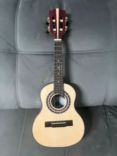 Cavaquinho de roxinho
