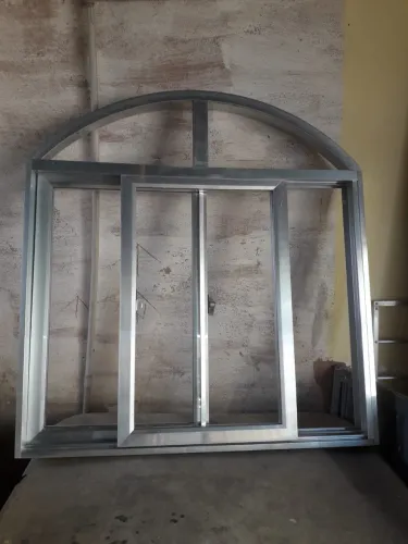 JANELA DE ALUMÍNIO COM ARCO - 92 × 98 cm