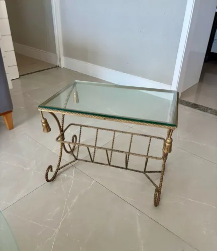 Mesa lateral clássica com tampo de vidro e estrutura dourada