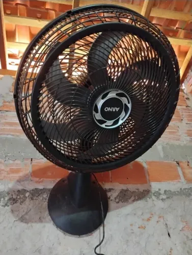 Ventilador de parede semi-novo
