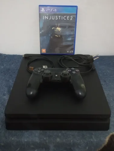 PS4 Slim com 2 controles sendo que 1 só funciona com cabo