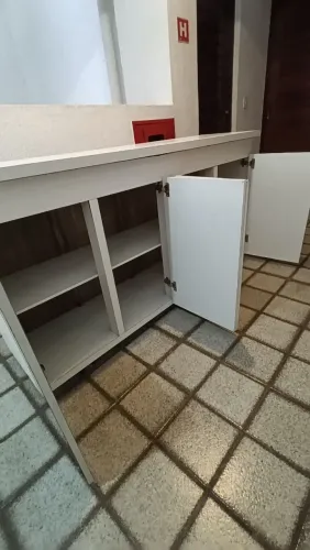 Móvel 4 portas com rodinha