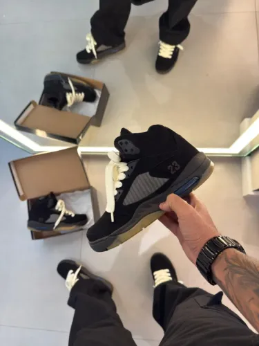 Bota Nike Air Jordan 5 Retrô Cabedal em Camurça Preta Cadarços Off-White Masculino Premium
