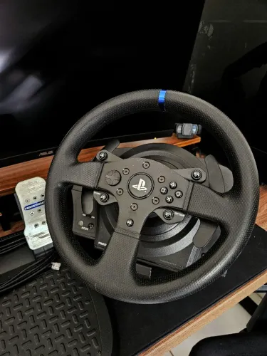 Thrustmaster T300 com Pedal