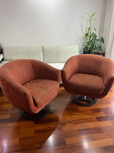 2 Poltronas giratórias, confortáveis em ótimo estado.