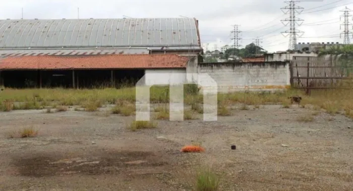 Terreno com Barracão para locação e venda.